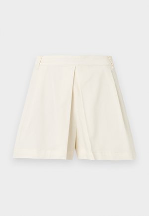 Σορτς σε κρεμ χρώμα με πιέτα μπροστά και θηλιές για ζώνη, εμφανιζόμενα σε λευκό φόντο.