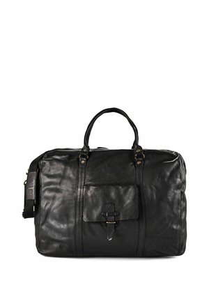 Sac de voyage en cuir noir avec deux poignées, poche à boucle sur le devant et bandoulière réglable sur fond blanc.