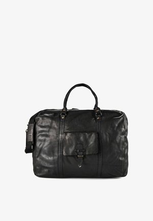 Bolsa de cuero negro tipo duffel con dos asas, bolsillo frontal con hebilla y correa de hombro ajustable sobre fondo blanco.