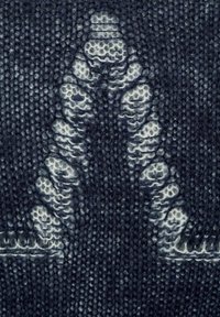 Textielpatroon met een donkerblauwe achtergrond en een lichter, abstract patroon dat lijkt op schubben of golven, textuur van gebreid materiaal.