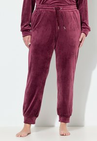 Burgundské, sametové tepláky s elastickým pasem, nastavitelnými šňůrkami a zúženými manžetami pro pohodlný střih.
