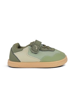 Baskets basses pour enfants en nuances de vert avec tissu en mesh, semelle beige, lacets et une seule bride Velcro sur le côté.