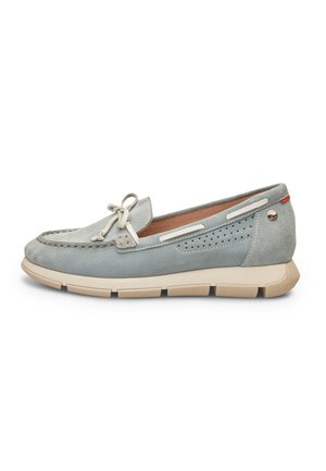 Mocassini in suede grigio chiaro con superficie texturizzata, lacci bianchi a contrasto, dettagli perforati sui lati e suola in gomma beige.