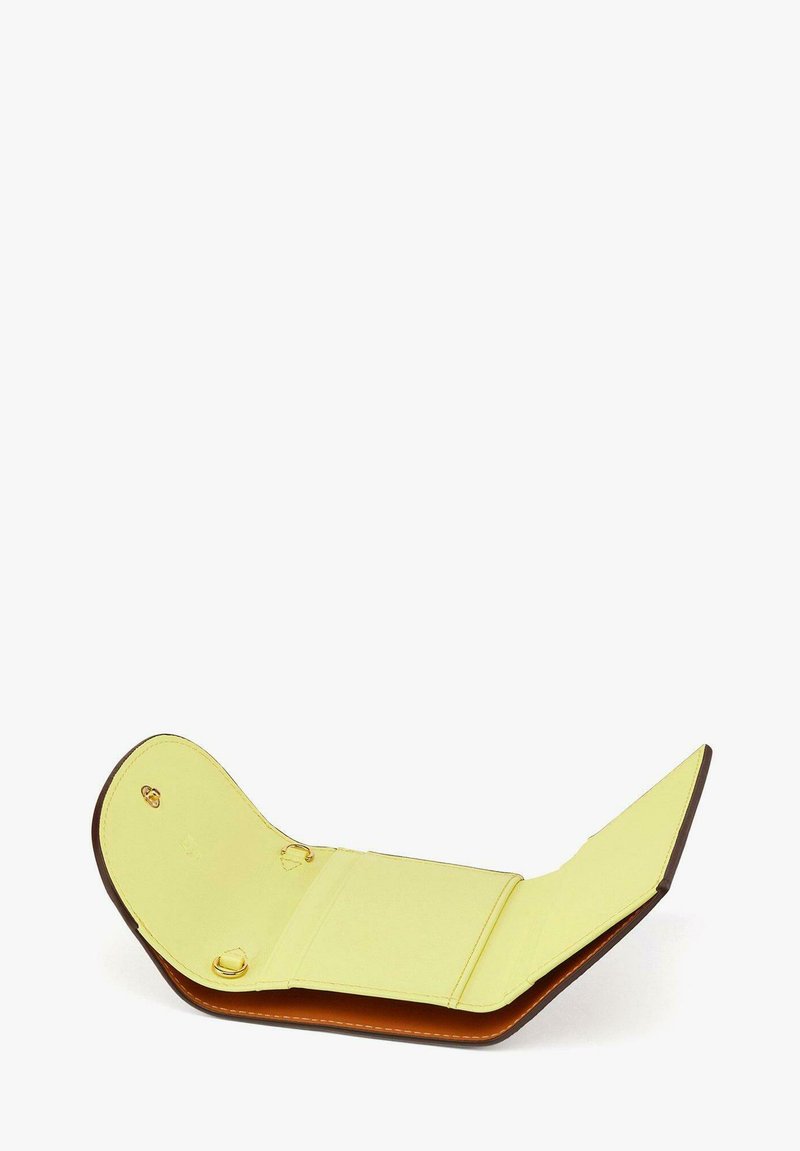 Gelbes Lederportemonnaie, flach geöffnet, zeigt innere Fächer und goldfarbene Beschläge auf einem weißen Hintergrund.