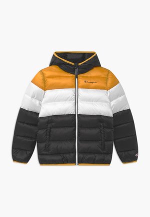 Doudoune avec capuche, design à blocs de couleurs comprenant des panneaux noirs, blancs et orange, fermeture éclair et poches latérales.