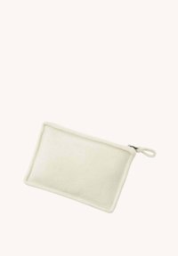 Bolsa rectangular hecha de tela color crema con una superficie texturizada. Cuenta con un cierre de cremallera y un asa en forma de lazo. Diseño minimalista.