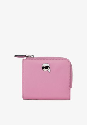 Pink lynlommebog lavet af tekstureret materiale, med et lille tegneseriefigur med solbriller som accent på forsiden.