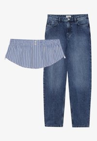 Džínové kalhoty v středně modré barvě s vybledlými oblastmi a pěti kapsami, doplněné modro-bílým pruhovaným látkovým překrytím s nařaseným pasem.