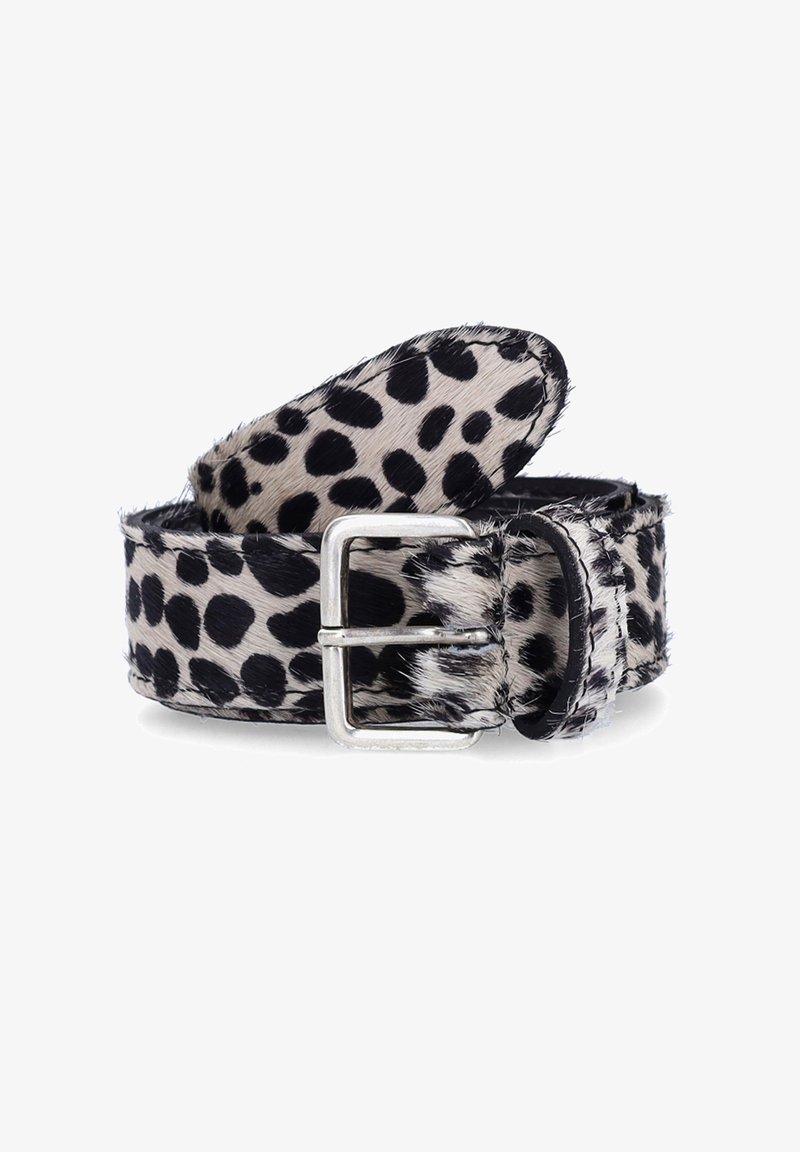 Zebra-gestreepte nepbont riem met een zilveren metalen gesp, voorzien van een zachte textuur en afgeronde randen, die een zwart- en crèmekleurig patroon toont.