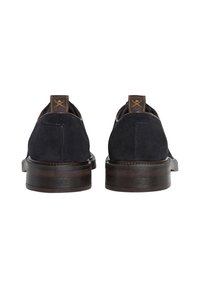 Pantofi din suede albastru închis, cu vârf rotund, cusături subtile și toc din lemn maro. Prezintă un element de prindere din țesătură la toc.
