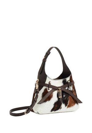 Piccola borsa a mano con cinturini in pelle marrone e motivo in pelle di mucca bianca, marrone e nera, con ferramenta e elementi decorativi color oro.
