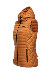Veste matelassée orange sans manches avec capuche, fermeture éclair à l'avant, boutons-pression et poche latérale zippée, vue de côté.