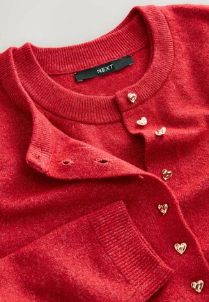 Roter Strickcardigan mit Rundhalsausschnitt, goldenen herzförmigen Knöpfen und gerippten Bündchen. Weiche Textur mit leichtem Schimmer. Markenlabel: NEXT.