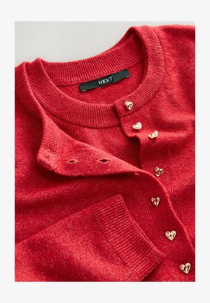 Roter Strickcardigan mit Rundhalsausschnitt, goldenen herzförmigen Knöpfen und gerippten Bündchen. Weiche Textur mit leichtem Schimmer. Markenlabel: NEXT.