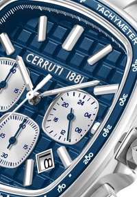 Reloj Cerruti 1881 con un dial texturizado azul, manecillas y subdiales plateados, una ventana de fecha y una caja de acero inoxidable. Incluye un bisel tacómetro.