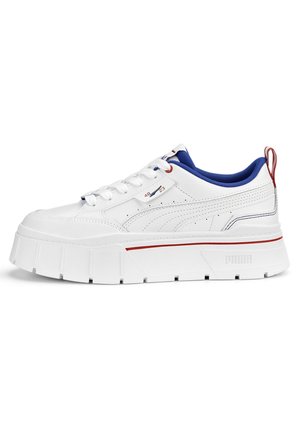 Baskets plateforme blanches Puma avec doublure intérieure bleue, accents rouges, semelle épaisse et fermeture à lacets, vues de côté extérieur.