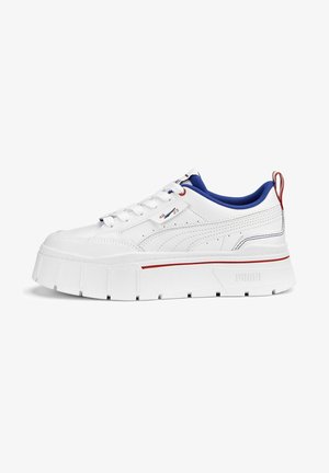 Baskets plateforme blanches Puma avec doublure intérieure bleue, accents rouges, semelle épaisse et fermeture à lacets, vues de côté extérieur.
