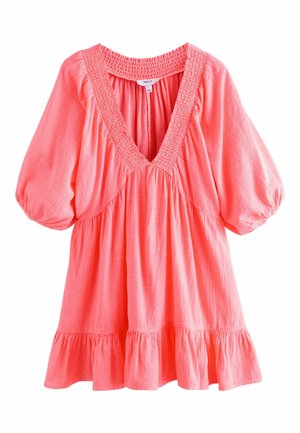 Różowa koralowa sukienka z głębokim dekoltem w kształcie litery V, bufkami na trzy czwarte rękawa, marszczonym kołnierzem, dopasowaną talią i falbanistym dołem.