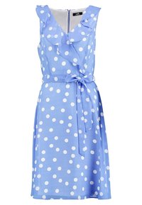 Robe à pois bleus avec un col volanté, une taille cintrée avec une ceinture à nouer et une jupe longueur genou. Tissu lisse avec une texture légère.