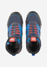Scarpe da trekking blu e nere con accenti rossi, dotate di collare imbottito, suola in gomma texturizzata e design con lacci.