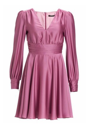 Abito di raso rosa con scollatura a V, maniche lunghe a sbuffo, vita arricciata e gonna a ruota con una superficie liscia. Chiusura con zip sulla schiena.