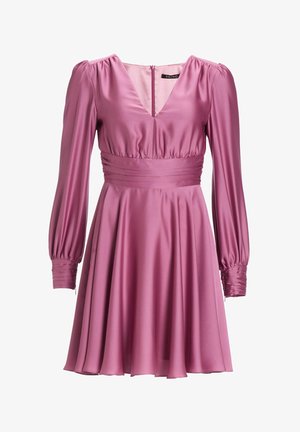Lyserød satin kjole med V-hals, lange puffærmer, samlet talje og en udsvingende nederdel med en glat tekstur. Lynlåslukning i ryggen.