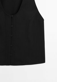 Gilet noir sans manches avec cinq boutons sur le devant et un col dégagé, présenté sur fond blanc.