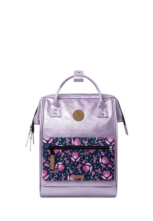 Metallischer Lavendelfarben-Rucksack mit Tragegriff oben, vordere Reißverschlusstasche mit rosa Blumenmuster auf marineblauem Hintergrund und Lederetiketten der Marke.