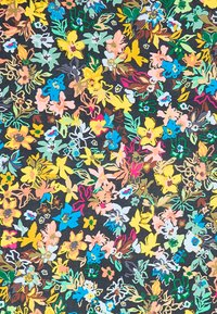 Blumenerstoff mit bunten Blumen in Rosa, Blau, Gelb und Grün auf einem schwarzen Hintergrund, ergänzt durch verschiedene Blätterakzente und Texturen.