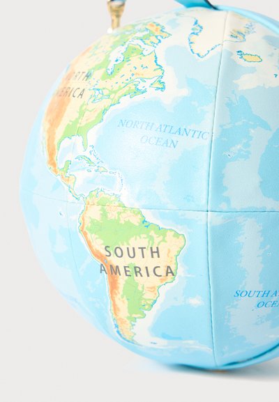Globo destacando a América do Norte, América do Sul e parte do Oceano Atlântico Norte com fronteiras de países e sombreamento de elevação.