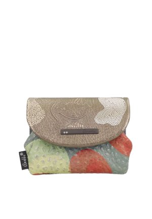 Piccola borsa clutch multicolore con motivo strutturato, patta beige con volto astratto in rilievo e targhetta metallica.