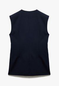 Marinefarbener ärmelloser Top mit hohem Ausschnitt, strukturiertem Design und klaren Linien. Glattes Material ohne sichtbare Verschlüsse oder Verzierungen.