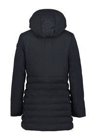 Parka negra acolchada con capucha. Presenta un diseño acolchado, textura suave y mangas largas. La vista posterior muestra acentos de costura vertical.