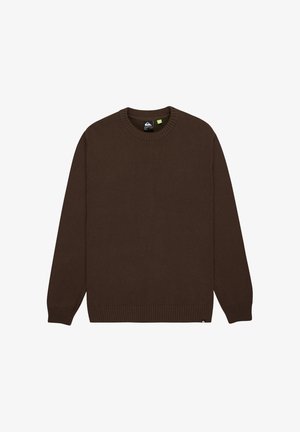 Hnedý pletený sveter s okrúhlym výstrihom, pružnými manžetami a spodným lemom, s malým logom na hrudi. Mäkká textúra, stredná hmotnosť.