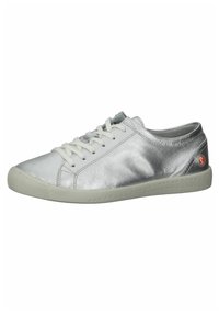 Zapatilla metálica plateada con una parte superior de cuero suave, cordones blancos, una suela de goma y un sutil acento del logo en el talón. Diseño de puntera redondeada.