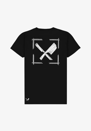 T-shirt nera con una grafica bianca di coltelli incrociati all'interno di un contorno quadrato. Maniche corte e design a vestibilità standard.