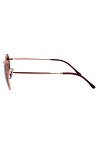 Occhiali da sole in metallo color oro rosa con una montatura sottile ed elegante, lenti oscurate e punte in gomma bordeaux per il comfort. Design minimalista con dettagli.