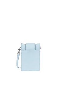 Borsa a tracolla in pelle azzurro chiaro con una forma strutturata, dotata di una chiusura a patta, tracolla regolabile e texture liscia.