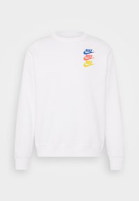 Bílá mikina s kulatým výstřihem. Má multibarevné logo Nike v modré, růžové a žluté barvě na levé straně hrudi. Měkký materiál z bavlněné směsi.