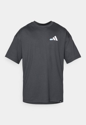 Donkergrijze t-shirt met korte mouwen en een klein wit en lichtblauw logo op de linkerkant van de borst, en een klein label nabij de onderrand.