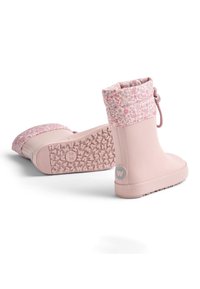 Rožinės guminės lietaus batai su gėlių rašto audinio apdaila, tekstūruotu padu ir raišteliais. Lygi medžiaga su apvaliu logotipu šone.