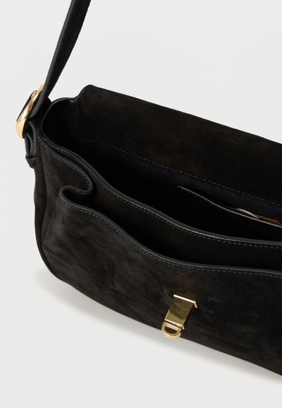 Μαύρη τσάντα ώμου από σουέντ με ανοιχτό κύριο διαμέρισμα, εσωτερική θήκη και ορθογώνιο κούμπωμα σε χρυσό τόνο στην εμπρόσθια πτυχή.