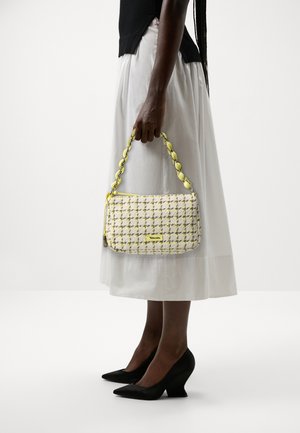 Woven handbag w kolorze białym, żółtym i czarnym z łańcuchowym uchwytem. Ma pikowaną teksturę oraz detal z logo z przodu.
