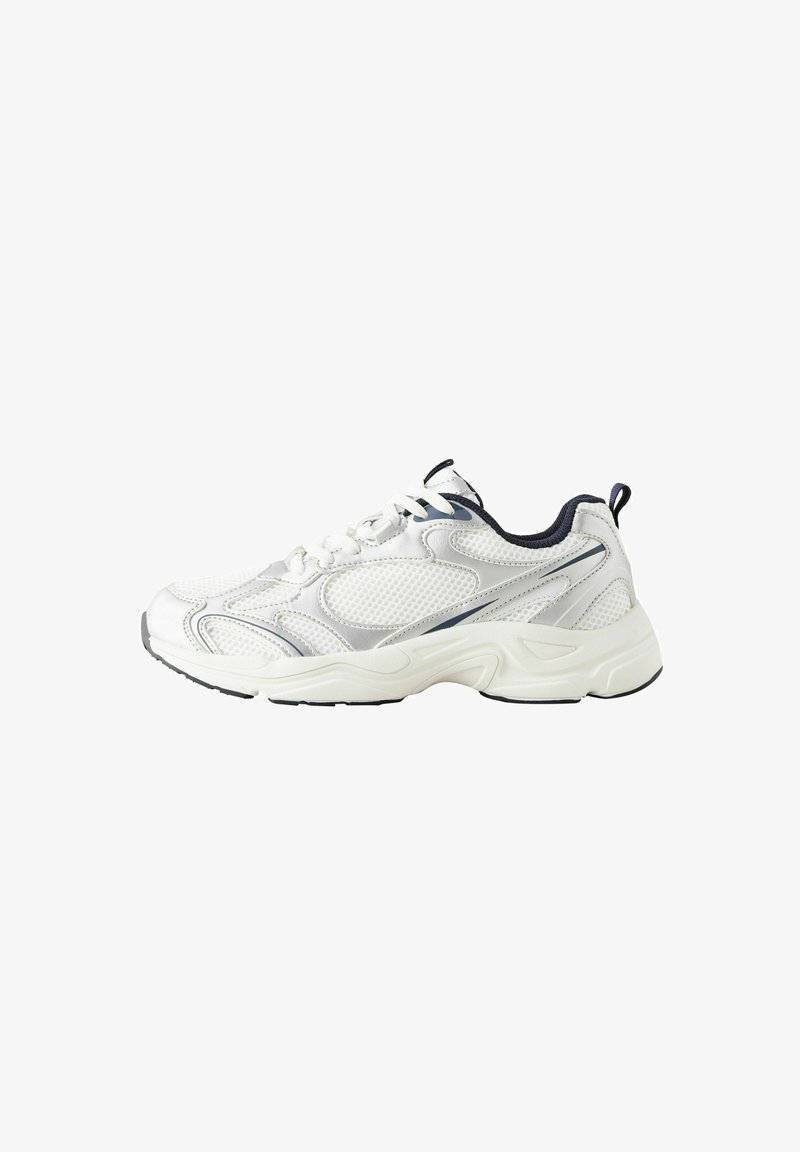 Witte sportieve schoen met marine accenten, bovenwerk van mesh, getextureerde TPU-details en een gevoerde zool. Heeft een gewatteerde kraag en een vetersluiting.
