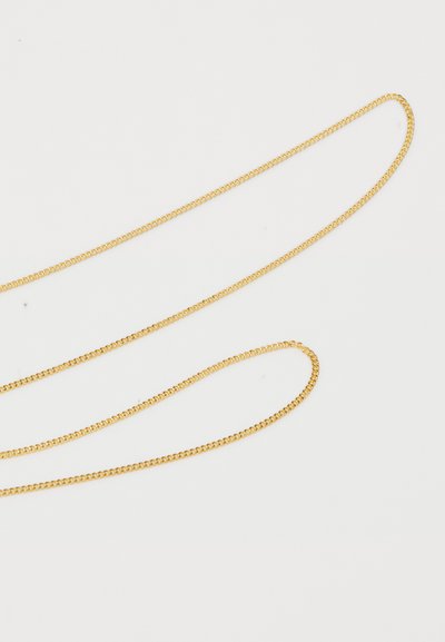 Goldkette mit feinen Gliedern, glatter Oberfläche und einheitlichem Design. Mehrere Stränge variieren in der Länge und liegen flach auf einem weißen Hintergrund.