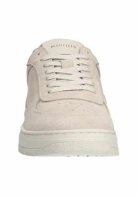 Baskets en suede beige avec un dessus lisse, une boîte à orteils perforée, des lacets plats et une semelle en caoutchouc. Présente une marque en relief sur la languette.