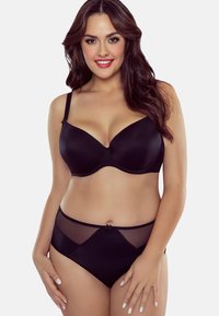 Zwart lingerieset met een gevoerde beha van gladde stof en verstelbare bandjes, gecombineerd met hoogwezige slipjes met doorschijnende accenten.