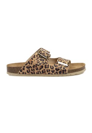 Sandalia tipo slide con estampado de leopardos, dos hebillas ajustables, plantilla de corcho marrón y suela de goma texturizada para agarre y confort.