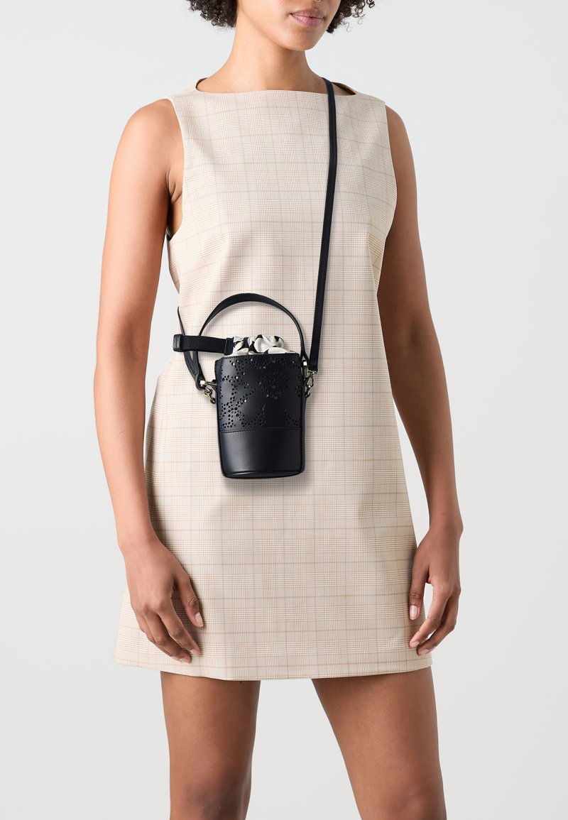 Marimekko IMPRINT NANO BUCKET UNIKKO - Bolso de mano - black