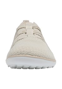 Beige, leichter Sneaker mit einem strukturierten gestrickten Obermaterial, elastischen Riemen und einer weißen Gummisohle mit einem Profilmuster für Grip.